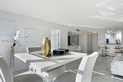 Condo in Hallandale Beach, Florida, 2 bedrooms № 2072706 - photo 13