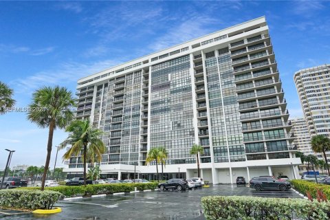 Condo in Hallandale Beach, Florida, 2 bedrooms № 2072706 - photo 3