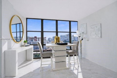 Condo in Hallandale Beach, Florida, 2 bedrooms № 2072706 - photo 8