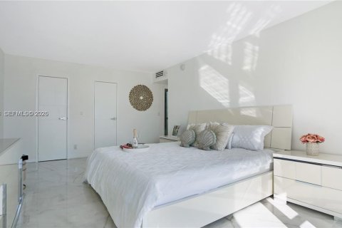 Condo in Hallandale Beach, Florida, 2 bedrooms № 2072706 - photo 21