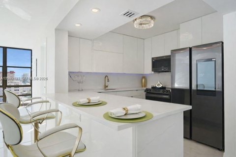 Condo in Hallandale Beach, Florida, 2 bedrooms № 2072706 - photo 12