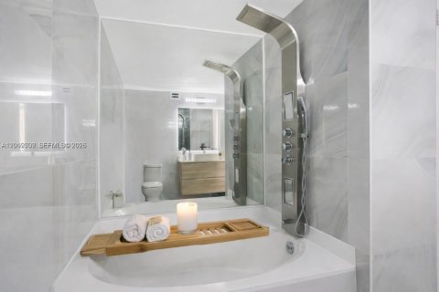 Condo in Hallandale Beach, Florida, 2 bedrooms № 2072706 - photo 26