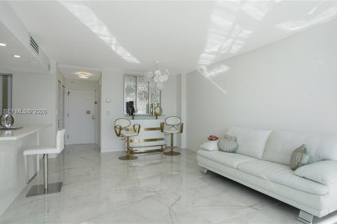 Condo in Hallandale Beach, Florida, 2 bedrooms № 2072706 - photo 7