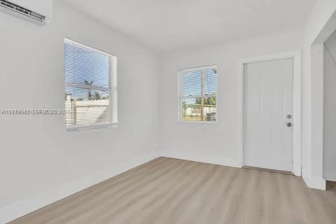 Propiedad comercial en venta en Homestead, Florida, 78.78 m2 № 1992026 - foto 3