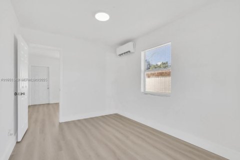 Propiedad comercial en venta en Homestead, Florida, 78.78 m2 № 1992026 - foto 5