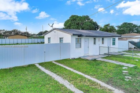 Propiedad comercial en venta en Homestead, Florida, 78.78 m2 № 1992026 - foto 1
