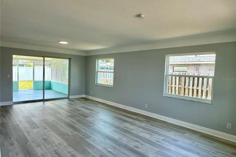 House in Merrit Island, Florida 3 bedrooms, 142.88 sq.m. № 2199817 - photo 2