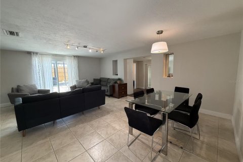 House in Bradenton, Florida 4 bedrooms, 165.27 sq.m. № 2109598 - photo 6