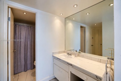 Condo in Miami, Florida, 2 bedrooms  № 2399690 - photo 15