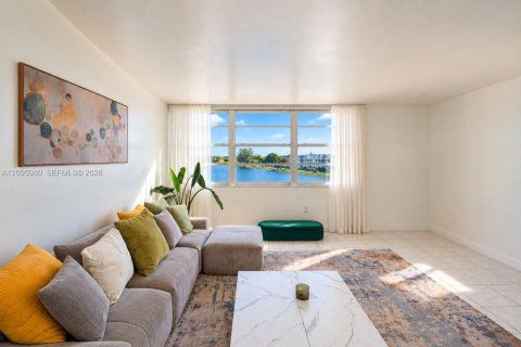 Condo in Miami, Florida, 2 bedrooms  № 2399690 - photo 2