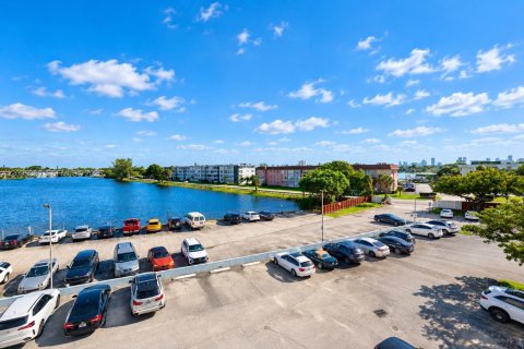 Condo in Miami, Florida, 2 bedrooms  № 2399690 - photo 25
