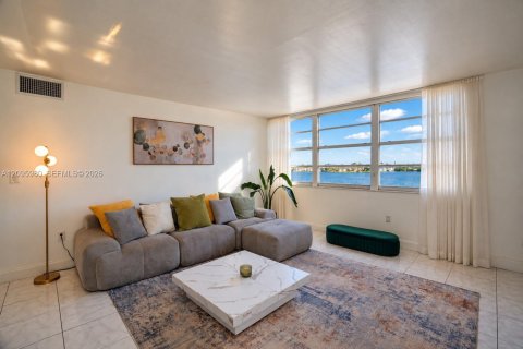 Condo in Miami, Florida, 2 bedrooms  № 2399690 - photo 3