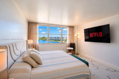 Condo in Miami, Florida, 2 bedrooms  № 2399690 - photo 11