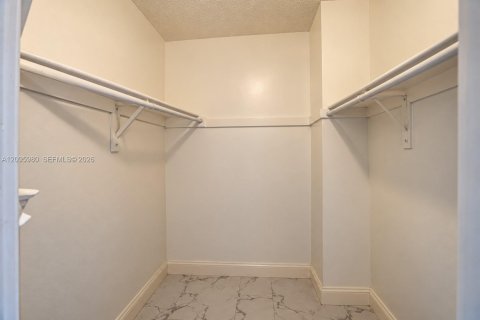 Condo in Miami, Florida, 2 bedrooms  № 2399690 - photo 17