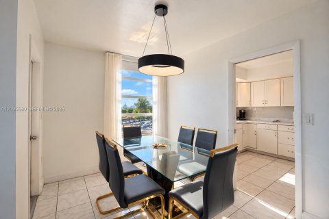 Condo in Miami, Florida, 2 bedrooms  № 2399690 - photo 9
