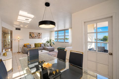 Condo in Miami, Florida, 2 bedrooms  № 2399690 - photo 8