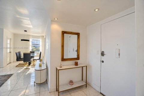 Condo in Miami, Florida, 2 bedrooms  № 2399690 - photo 4