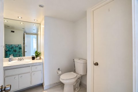 Condo in Miami, Florida, 2 bedrooms  № 2399690 - photo 22