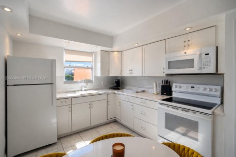 Condo in Miami, Florida, 2 bedrooms  № 2399690 - photo 6