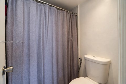 Condo in Miami, Florida, 2 bedrooms  № 2399690 - photo 16