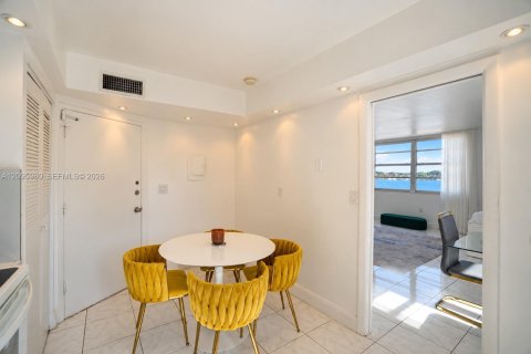 Condo in Miami, Florida, 2 bedrooms  № 2399690 - photo 5