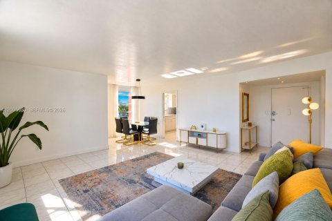 Condo in Miami, Florida, 2 bedrooms  № 2399690 - photo 10