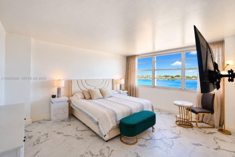 Condo in Miami, Florida, 2 bedrooms  № 2399690 - photo 12