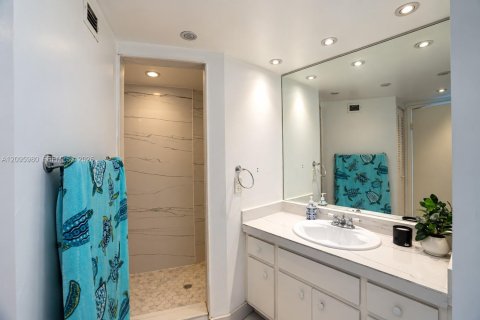 Condo in Miami, Florida, 2 bedrooms  № 2399690 - photo 21
