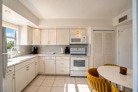 Condo in Miami, Florida, 2 bedrooms  № 2399690 - photo 7