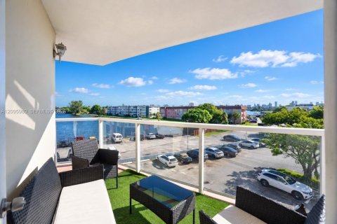 Condo in Miami, Florida, 2 bedrooms  № 2399690 - photo 24