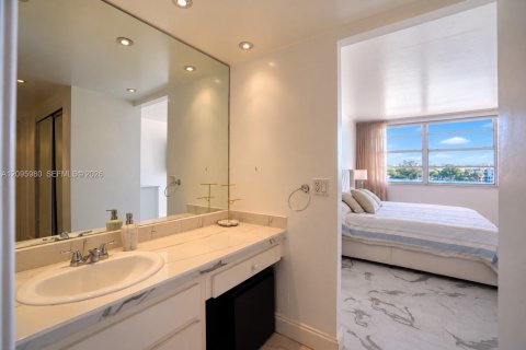 Condo in Miami, Florida, 2 bedrooms  № 2399690 - photo 14