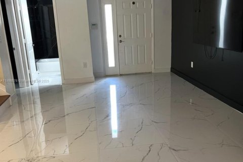 Townhouse in Miami, Florida 3 bedrooms, 149.57 sq.m. № 1953547 - photo 2