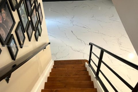 Townhouse in Miami, Florida 3 bedrooms, 149.57 sq.m. № 1953547 - photo 14