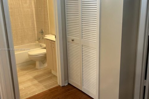 Townhouse in Miami, Florida 3 bedrooms, 149.57 sq.m. № 1953547 - photo 18