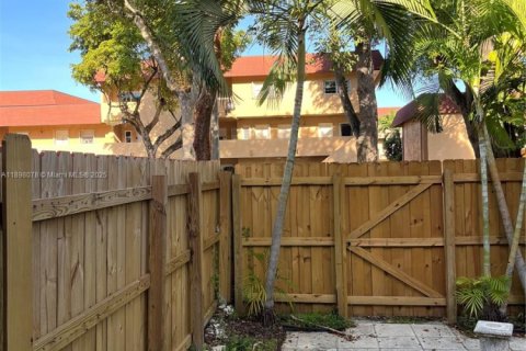 Townhouse in Miami, Florida 3 bedrooms, 149.57 sq.m. № 1953547 - photo 27