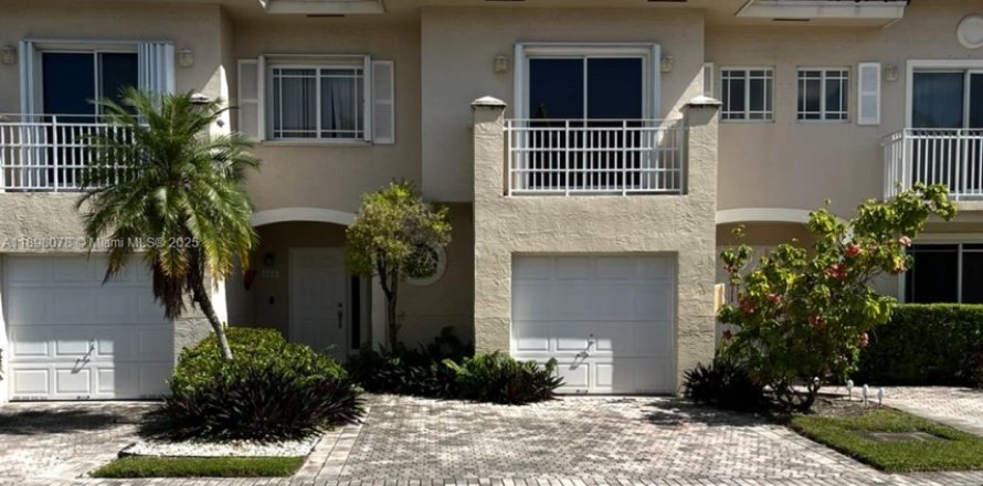 Townhouse in Miami, Florida 3 bedrooms, 149.57 sq.m. № 1953547