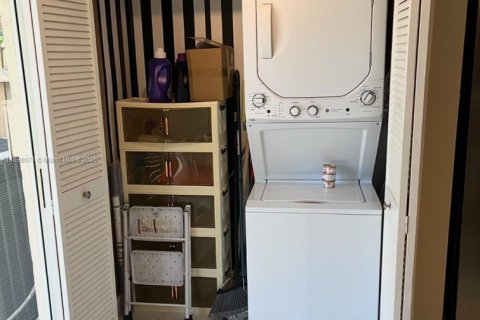 Townhouse in Miami, Florida 3 bedrooms, 149.57 sq.m. № 1953547 - photo 12