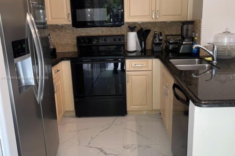 Townhouse in Miami, Florida 3 bedrooms, 149.57 sq.m. № 1953547 - photo 10