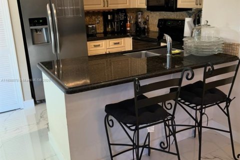 Townhouse in Miami, Florida 3 bedrooms, 149.57 sq.m. № 1953547 - photo 9