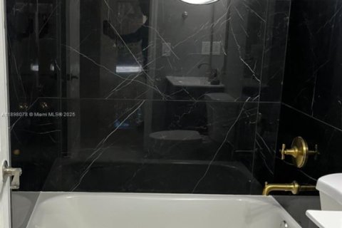 Townhouse in Miami, Florida 3 bedrooms, 149.57 sq.m. № 1953547 - photo 8