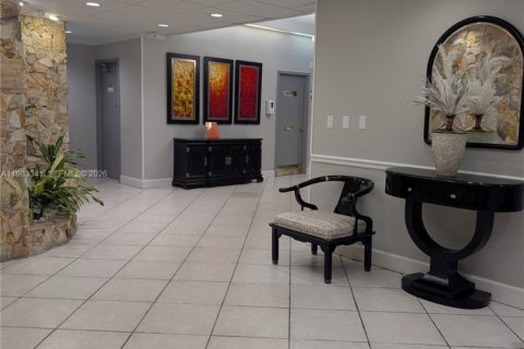Condo in Pembroke Pines, Florida, 2 bedrooms  № 2192706 - photo 15