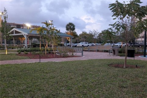 Condo in Pembroke Pines, Florida, 2 bedrooms  № 2192706 - photo 17