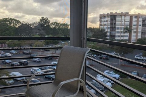 Condo in Pembroke Pines, Florida, 2 bedrooms  № 2192706 - photo 12