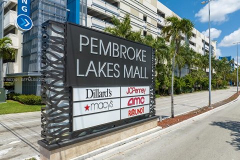 Condo in Pembroke Pines, Florida, 2 bedrooms  № 2192706 - photo 24