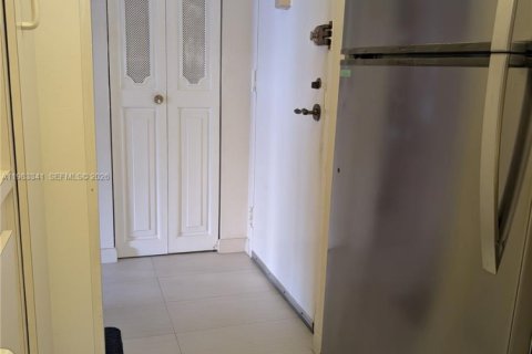 Condo in Pembroke Pines, Florida, 2 bedrooms  № 2192706 - photo 11