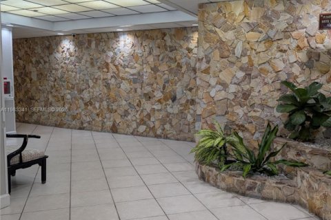 Condo in Pembroke Pines, Florida, 2 bedrooms  № 2192706 - photo 14