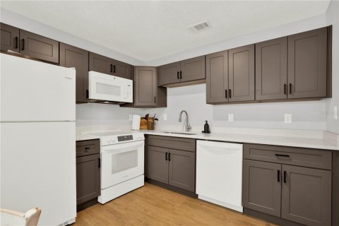 Condo in Daytona Beach, Florida, 2 bedrooms  № 2388118 - photo 9