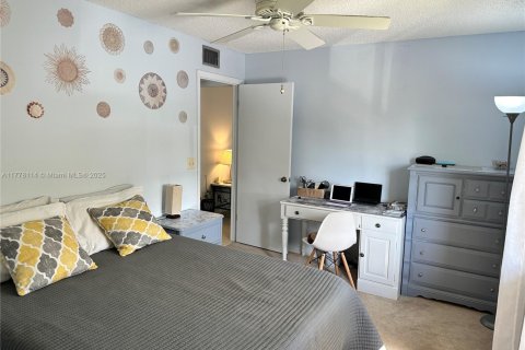 Condo in Greenacres, Florida, 2 bedrooms  № 1865293 - photo 11