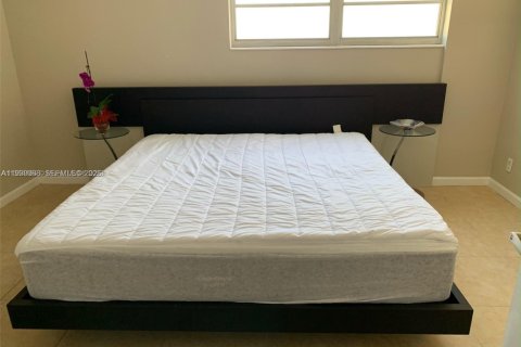 Copropriété à louer à Hollywood, Floride: 1 chambre, 75.9 m2 № 1996783 - photo 17