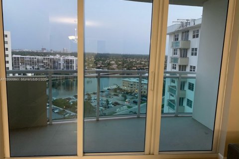 Copropriété à louer à Hollywood, Floride: 1 chambre, 75.9 m2 № 1996783 - photo 12